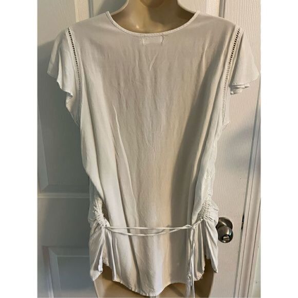 White Sleeveless Boho Top. Navy trim with a floral pattern and lace. Size Medium - Picture 4 of 4